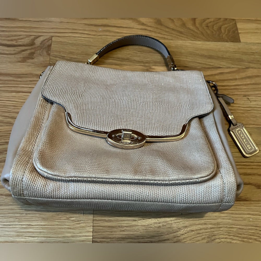 Beautiful vintage coach! In Great condition.
